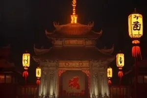 弹幕节奏控制术示范画面中主播侧身看副屏的瞬间