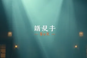 凌晨四点的面包房出炉架上一排刚脱模的吐司